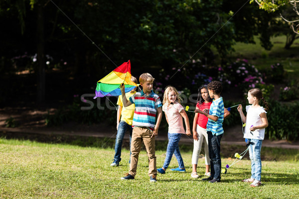 Foto stock: Feliz · ninos · jugando · cometa · parque · diversión