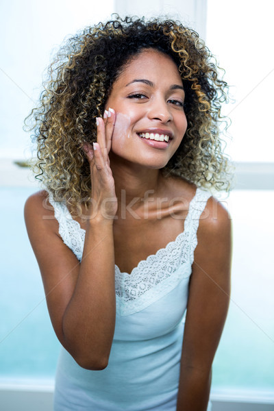 Jeune femme salle de bain visage heureux [[stock_photo]] © wavebreak_media