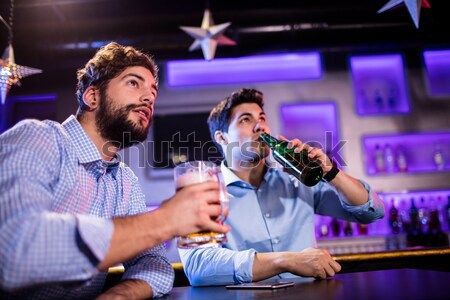 商業照片: 男子 · 使用筆記本電腦 · 酒吧 · 對付 · 酒保 · 工作的