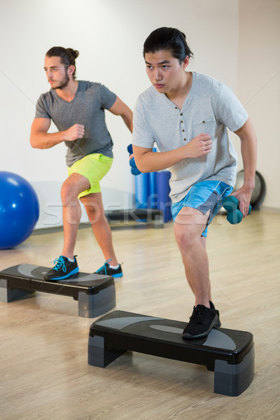 Doi barbati pas exercita fitness Imagine de stoc © wavebreak_media