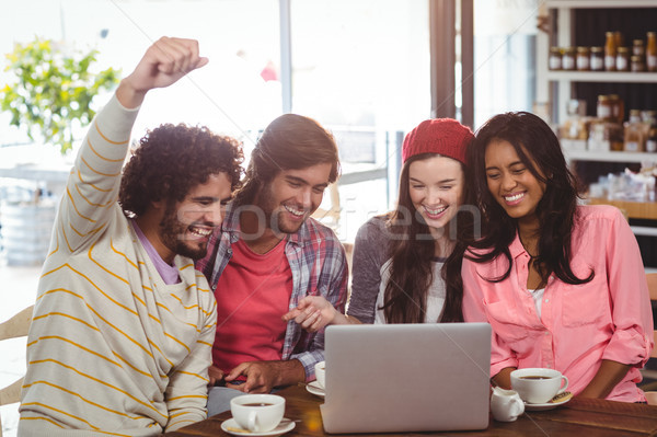 Foto stock: Grupo · amigos · usando · laptop · copo · café · café