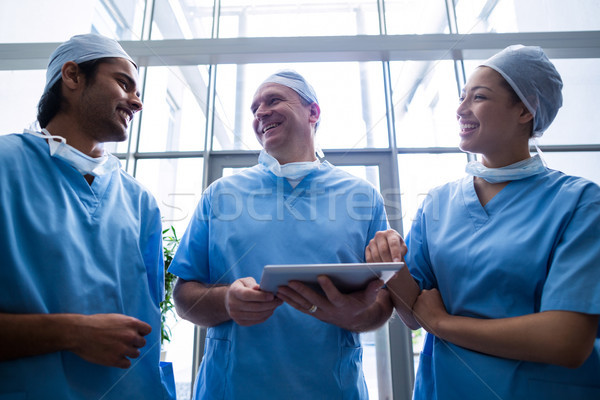Stockfoto: Team · chirurgen · bespreken · digitale · tablet · ziekenhuis