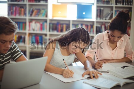 Attentif élèves étudier bibliothèque école enfant Photo stock © wavebreak_media