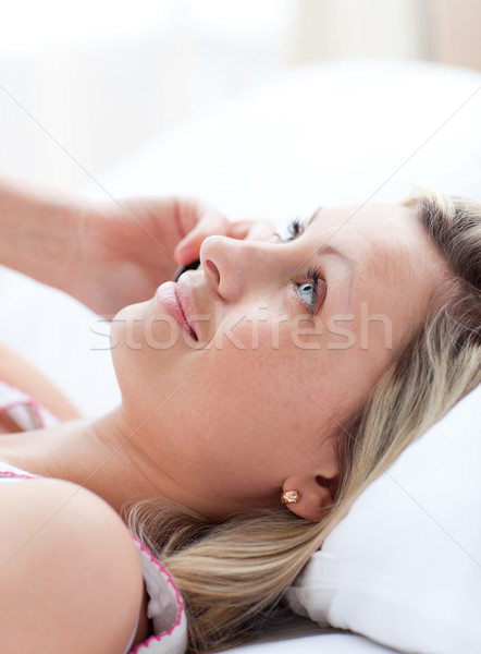 Foto stock: Mulher · bonita · falante · telefone · cama · casa · negócio