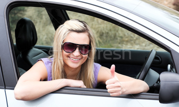 Stockfoto: Gelukkig · vrouwelijke · bestuurder · zonnebril · duim