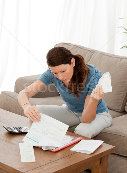 Mujer bonita mirando financieros deudas casa mujer Foto stock © wavebreak_media