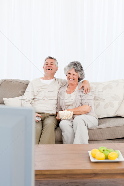 Volwassen paar kijken tv woonkamer home Stockfoto © wavebreak_media