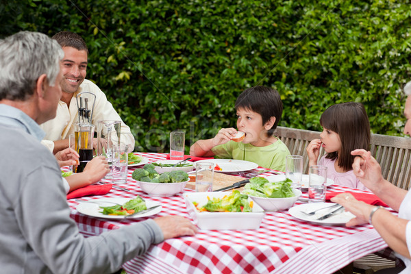 Famille heureuse manger jardin famille alimentaire enfants [[stock_photo]] © wavebreak_media