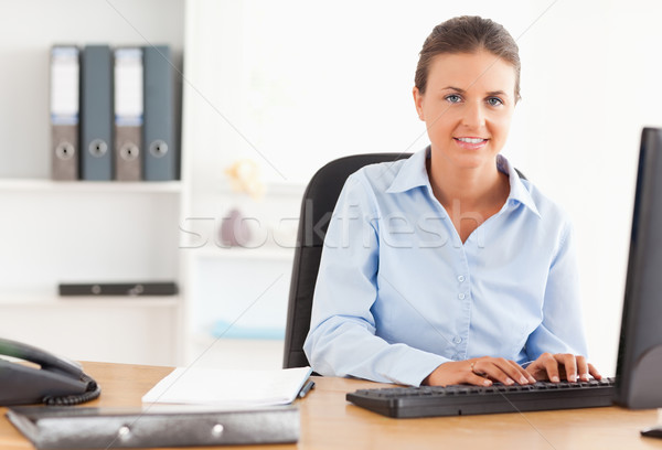 Mujer de negocios posando oficina ordenador cara trabajo Foto stock © wavebreak_media