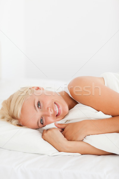 Portret femeie zambitoare in sus dormitor mână zâmbet Imagine de stoc © wavebreak_media