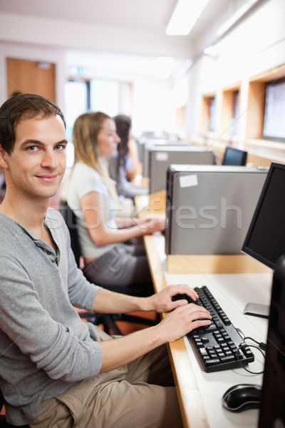 Portret jonge mannelijke student poseren computer Stockfoto © wavebreak_media