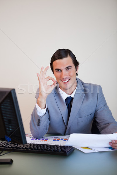 Foto stock: Sonriendo · empresario · papeleo · negocios · trabajo · escritorio