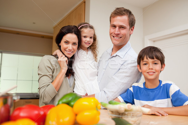 Família em pé cozinha juntos comida saúde Foto stock © wavebreak_media