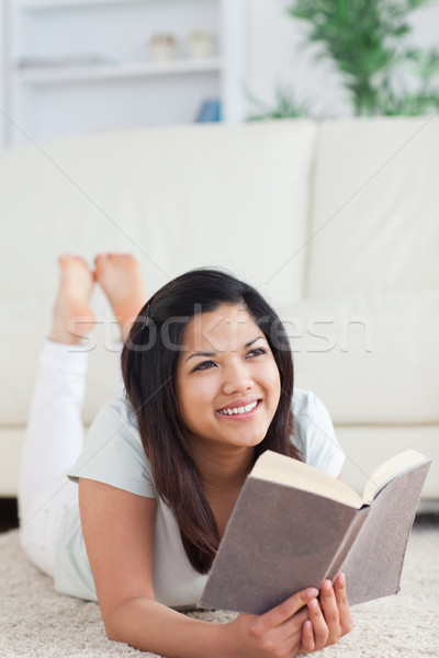 Foto stock: Mujer · sonriente · libro · piso · salón · ventana