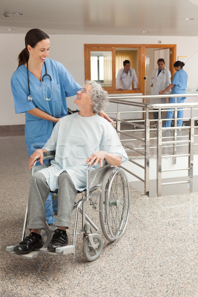 Foto stock: Enfermeira · risonho · velho · mulheres · sessão · cadeira · de · rodas