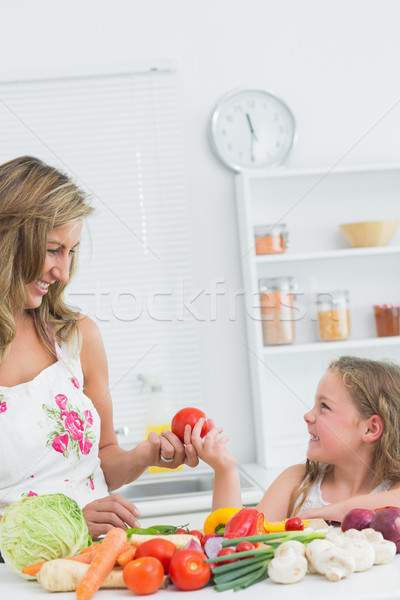 女兒 西紅柿 母親 女子 女孩 廚房 商業照片 © wavebreak_media