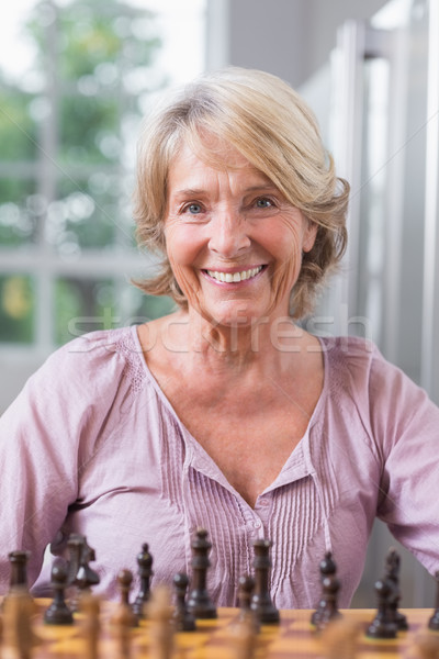 Glimlachende vrouw spelen schaken home huis keuken Stockfoto © wavebreak_media