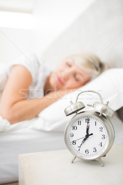 Vrouw slapen bed wekker voorgrond slaapkamer Stockfoto © wavebreak_media