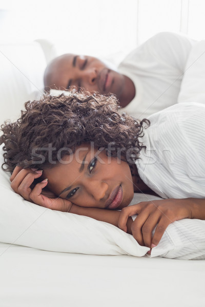 Suparat femeie pat dormit prieten acasă Imagine de stoc © wavebreak_media