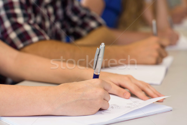 Stock foto: Studenten · schriftlich · stellt · fest · Klassenzimmer · Seitenansicht