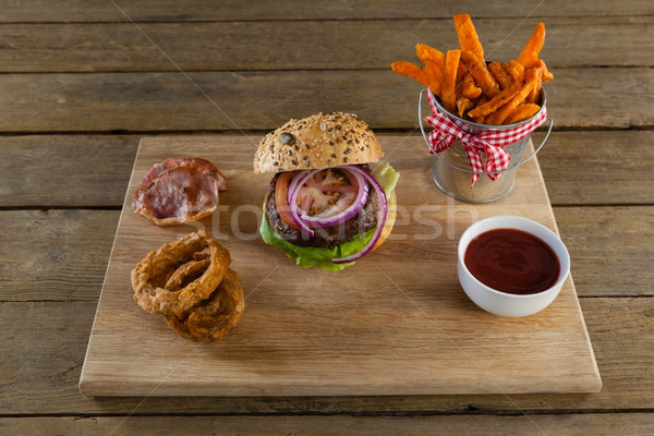 Zdjęcia stock: Hamburger · frytki · cebula · pierścień · sos · pomidorowy · deska · do · krojenia
