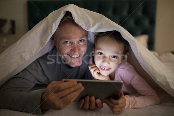 Stock fotó: Apa · lánygyermek · digitális · tabletta · pléd · ágy