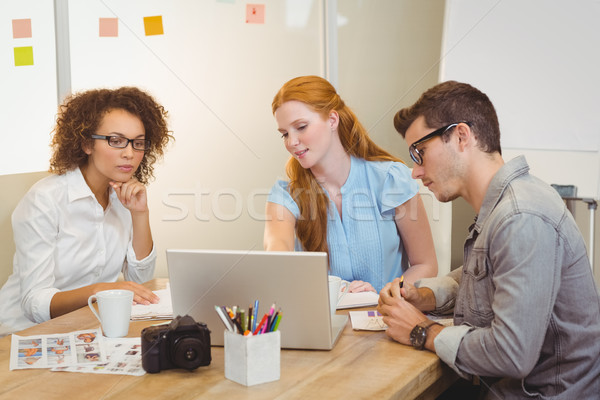 Arkadaşları toplantı işkadını dizüstü bilgisayar kullanıyorsanız ofis bilgisayar Stok fotoğraf © wavebreak_media