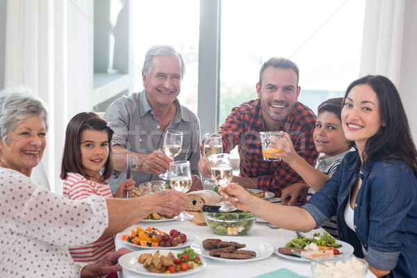 Famille ensemble repas séance table à manger femme Photo stock © wavebreak_media