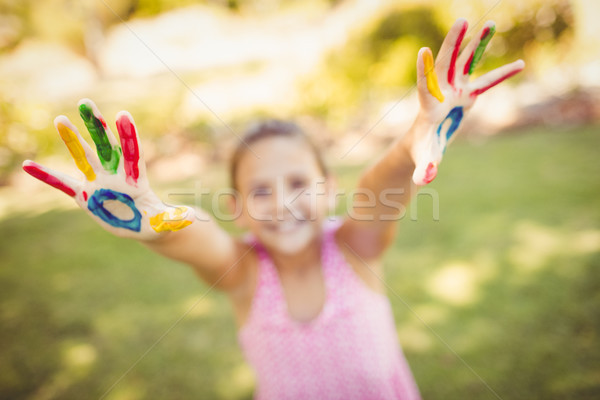 Stock foto: Kleines · Mädchen · Dehnung · heraus · gemalt · Hände · Park
