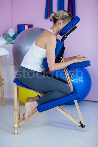 Donna seduta massaggio sedia clinica dolore Foto d'archivio © wavebreak_media
