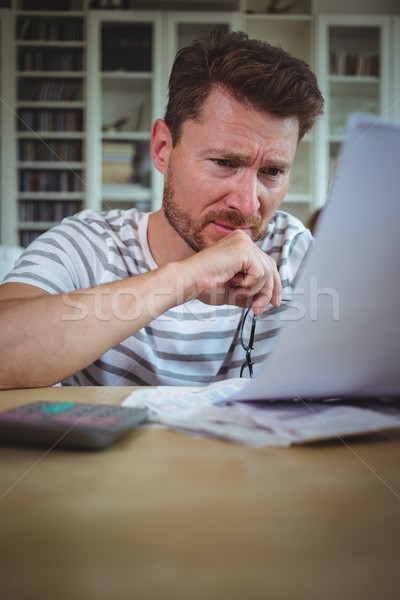 Foto d'archivio: Uomo · guardando · home · computer