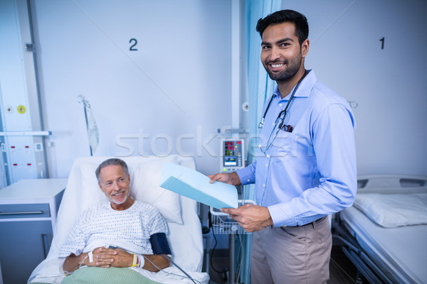 Médecin médicaux rapport patient hôpital homme [[stock_photo]] © wavebreak_media