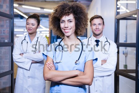 Retrato médicos enfermeira em pé hospital reunião Foto stock © wavebreak_media