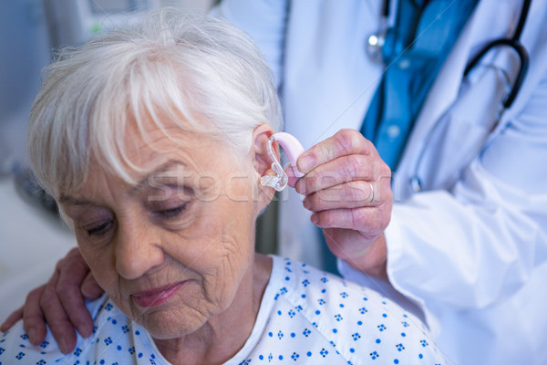 Médecin prothèse auditive supérieurs patient oreille hôpital [[stock_photo]] © wavebreak_media