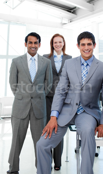 Foto stock: Pessoas · de · negócios · linha · sorridente · câmera · escritório · computador