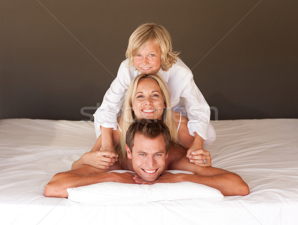прелестный мало мальчика родителей кровать Сток-фото © wavebreak_media
