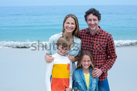 Vader zoon op de rug strand familie glimlach Stockfoto © wavebreak_media