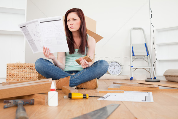 Foto d'archivio: Femminile · lettura · manuale · home · sorriso · legno