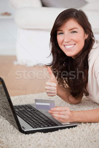 Сток-фото: молодые · красивая · женщина · оплата · кредитных · карт · интернет