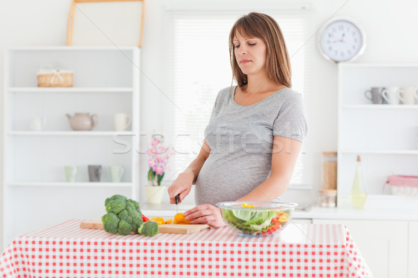 Stockfoto: Zwangere · vrouw · poseren · koken · groenten · keuken · meisje