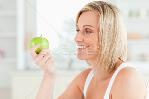 Foto stock: Mirando · verde · manzana · cocina · mujer