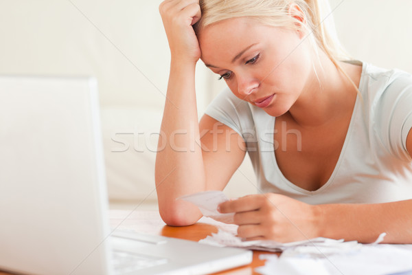 Blond vrouw papierwerk woonkamer geld Stockfoto © wavebreak_media