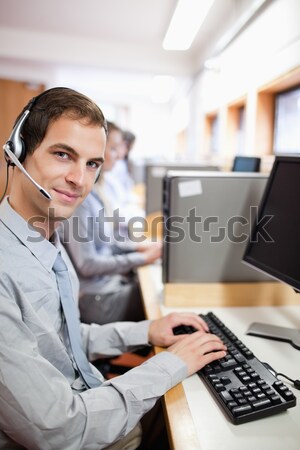 [[stock_photo]]: Souriant · assistant · casque · centre · d'appel · ordinateur · bureau