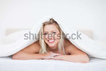 Nő befejezés ágy néz előre mosolyog Stock fotó © wavebreak_media
