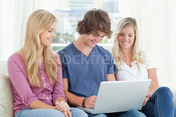 Jonge man laptop meisjes horloge home bank Stockfoto © wavebreak_media