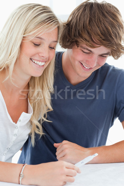 Uśmiechnięty para posiedzenia wygląd wynikać test ciążowy Zdjęcia stock © wavebreak_media
