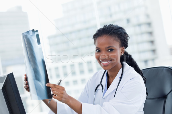 Foto d'archivio: Femminile · medico · guardando · set · ufficio · sorriso