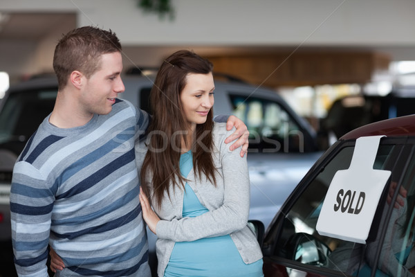 Pareja mirando coche nuevo coche feliz Foto stock © wavebreak_media