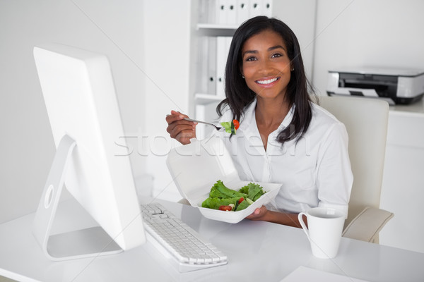 Feliz bastante mujer de negocios comer ensalada escritorio Foto stock © wavebreak_media