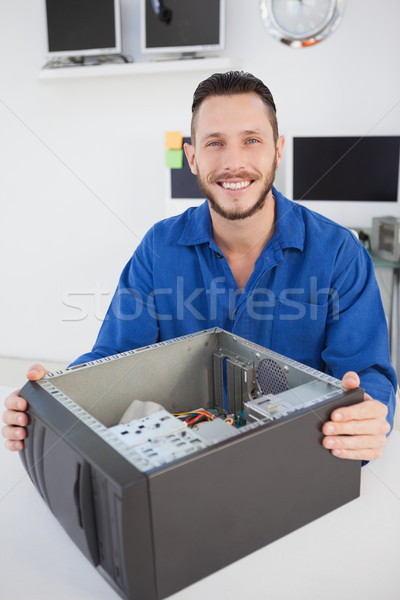 Ordenador ingeniero sesión abierto sonriendo cámara Foto stock © wavebreak_media